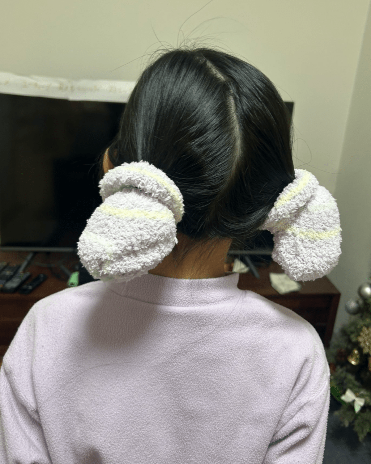 7歳娘の髪に靴下を巻き付けるママ。翌朝、靴下を取り除くと…「かわいい」「こんな活用方法があるんですね」「貴族」