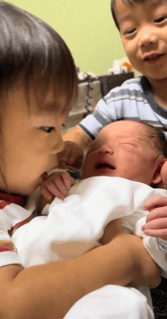 妹ちゃんとの初対面（@kanaruirinさんより提供）