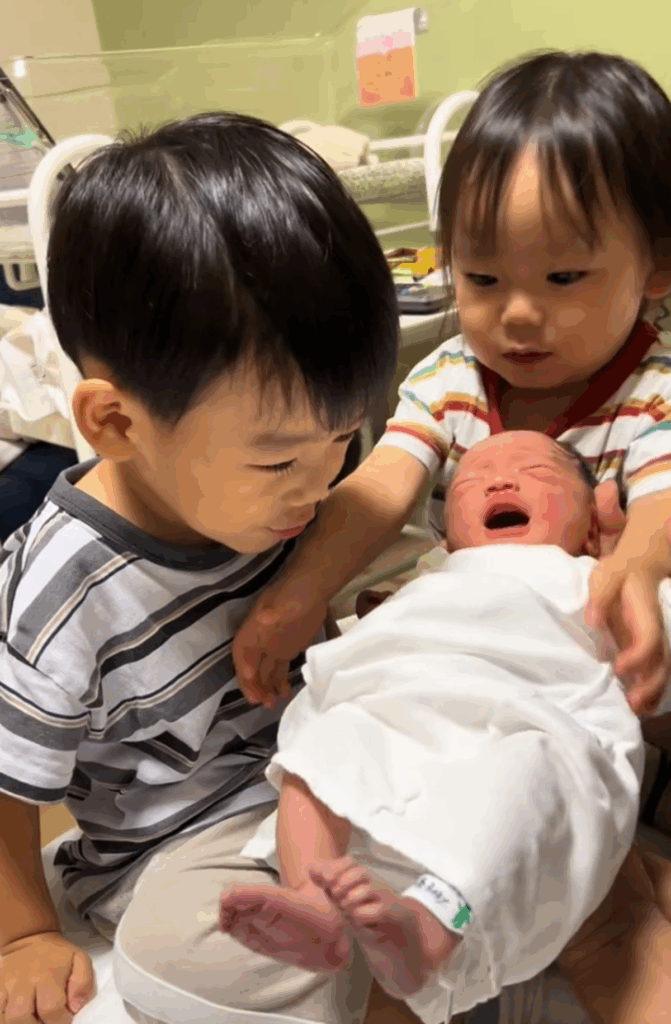 【実際の写真】妹と初対面する兄弟の様子