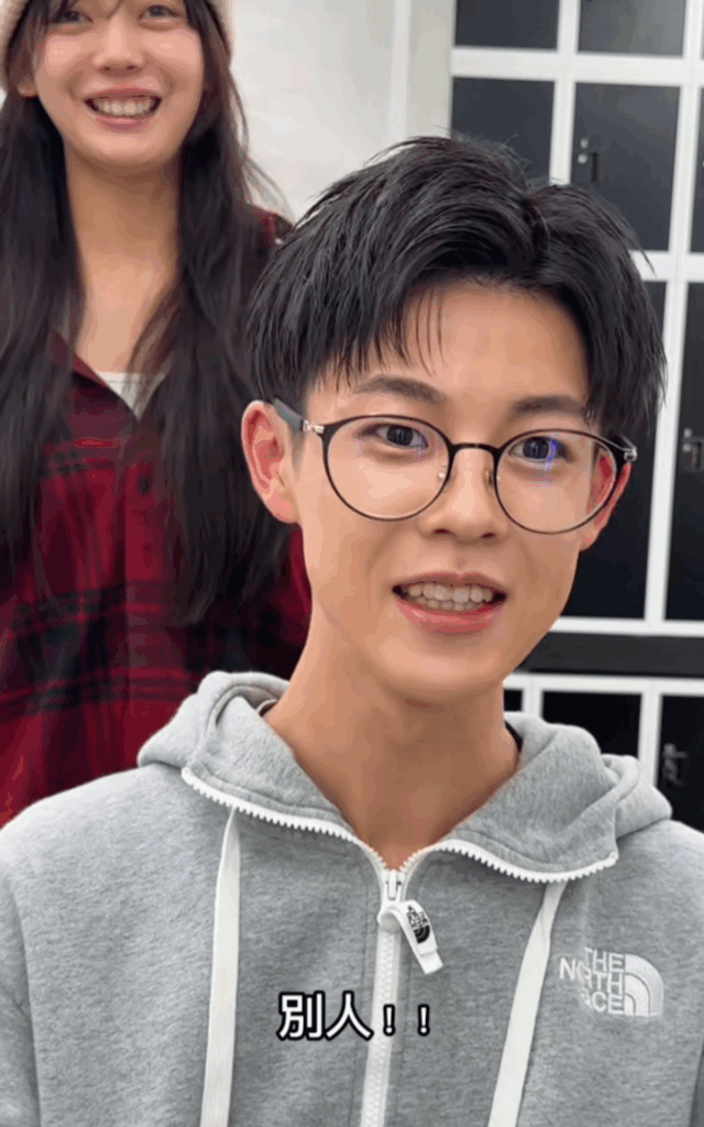 眼鏡をかけて驚くお客さん（@lipps_hiramikaさんより提供）