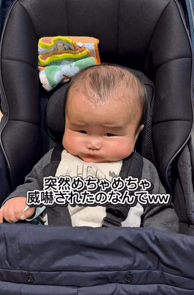 威嚇のような表情をする息子さん（＠lalachan.rrさんより提供）