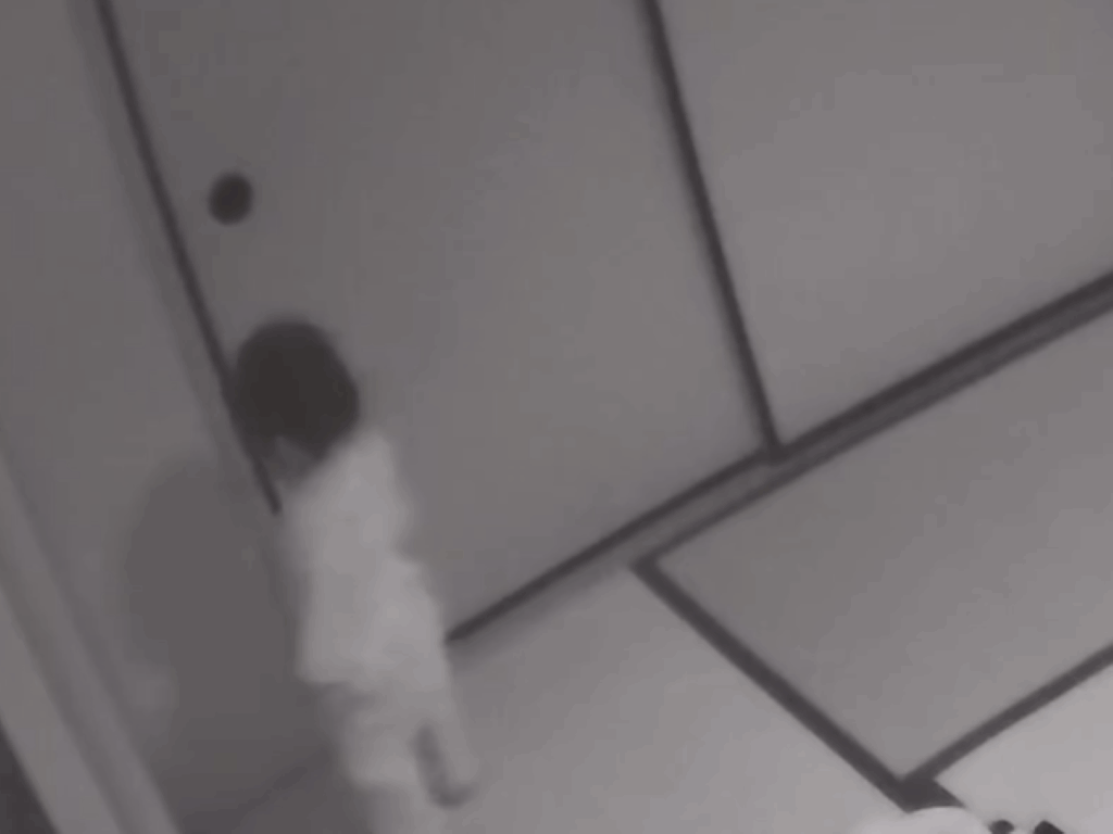 自分の影を見つめる娘さん①（＠zuuko___sunosanさんより提供）