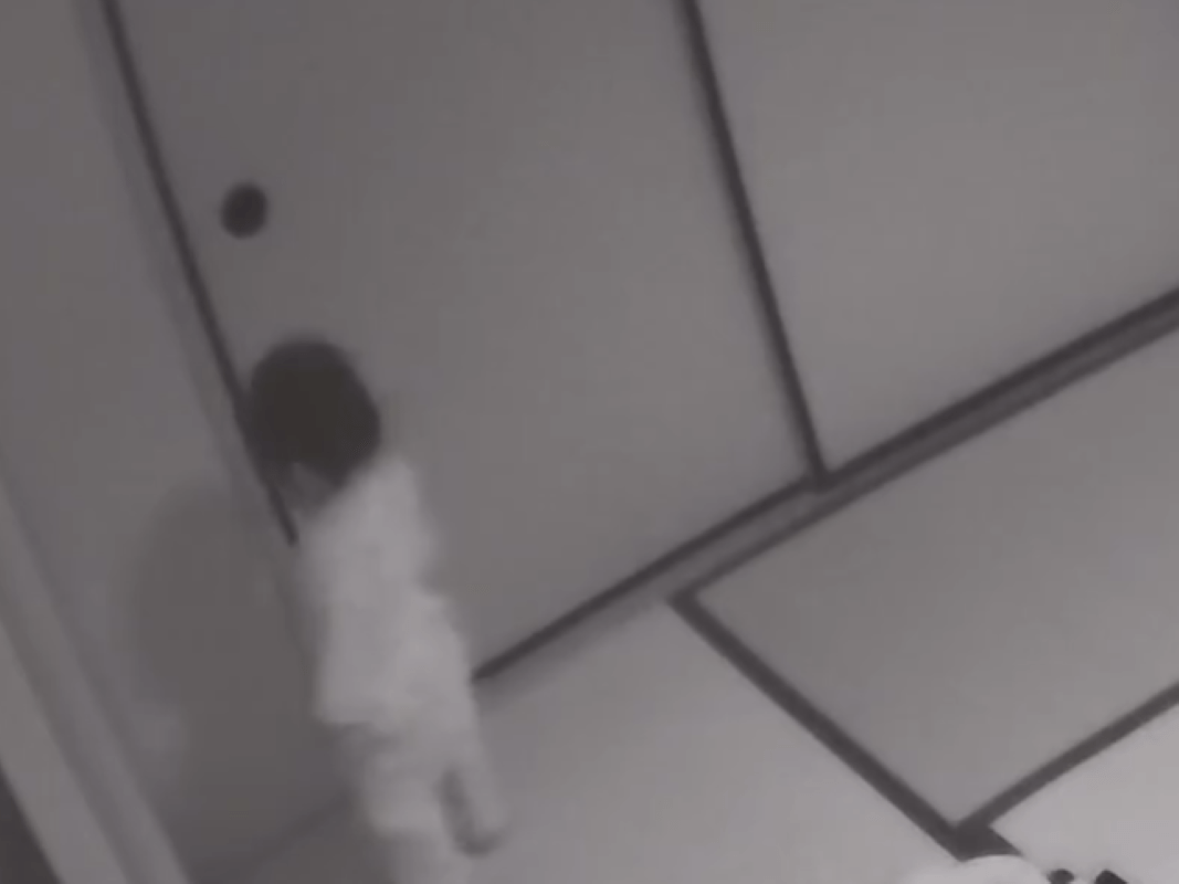 寝室の隅で1点を見つめる1歳娘に違和感。しかし、ママがよく見ると…視線の先にあったモノに「新しい発見！？」「子どもは純粋なんだね」