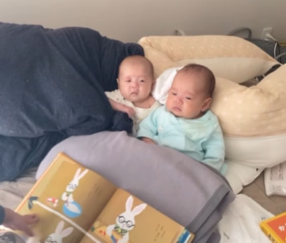 読み聞かせを聞く双子ちゃんたち（＠tsumugi_3boysmamさんより提供）