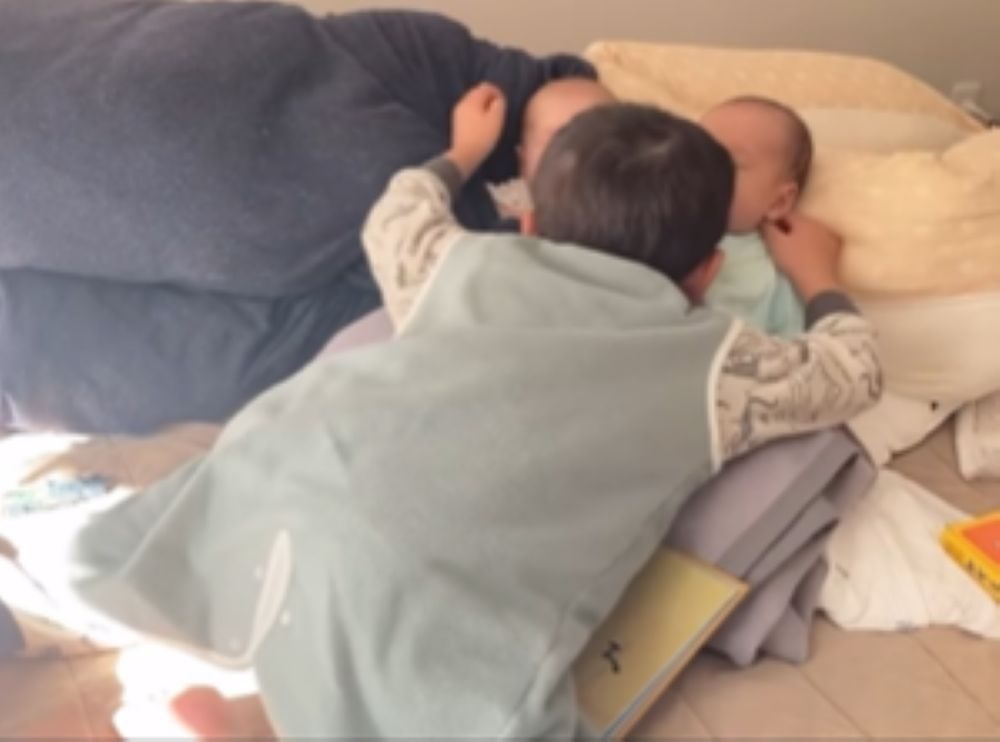 抱きしめる長男くん（＠tsumugi_3boysmamさんより提供）