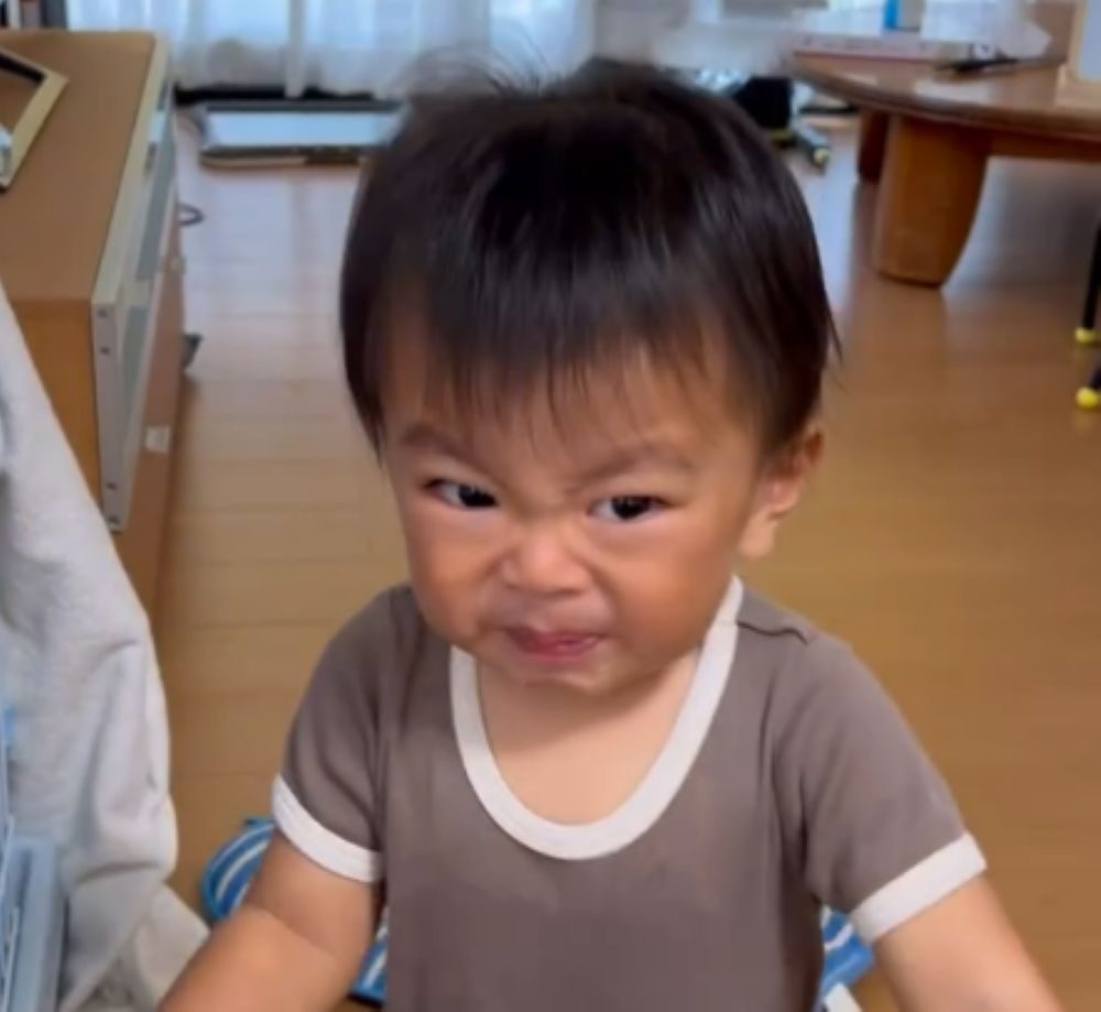 驚いたような顔（＠baby_dream0606さんより提供）