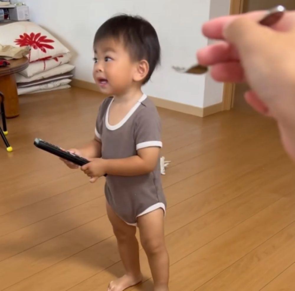 知らんぷりする息子さん（＠baby_dream0606さんより提供）