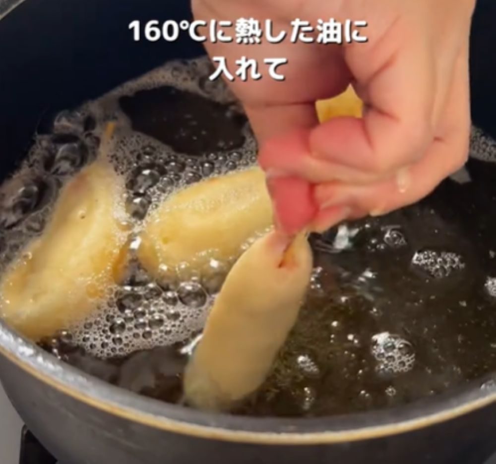 160℃に熱した油で揚げる（＠maino_gohan24さんより提供）