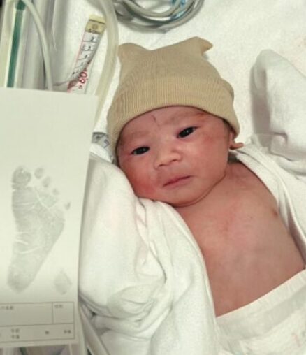 生まれた瞬間からぱっちり二重だった赤ちゃん。7ヶ月後、成長した姿に…「モデルになりそう」「将来美少年間違いなし」「目でかい！」