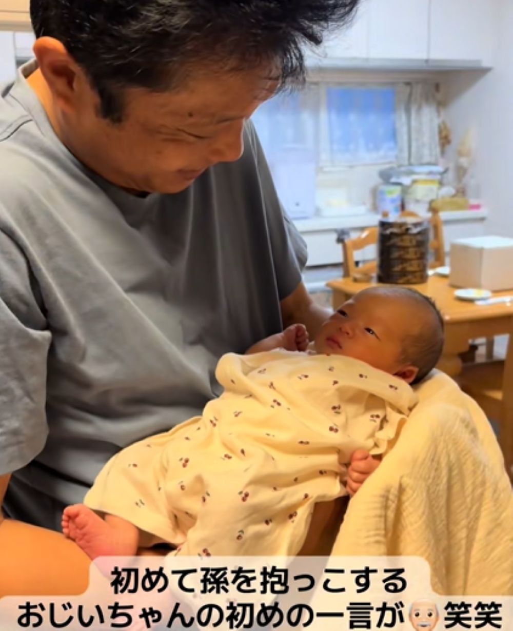 初めて孫を抱っこしたじいじ。しかし、直後…ママが聞いた“衝撃発言”に「メロメロですね」「優しい顔してる」