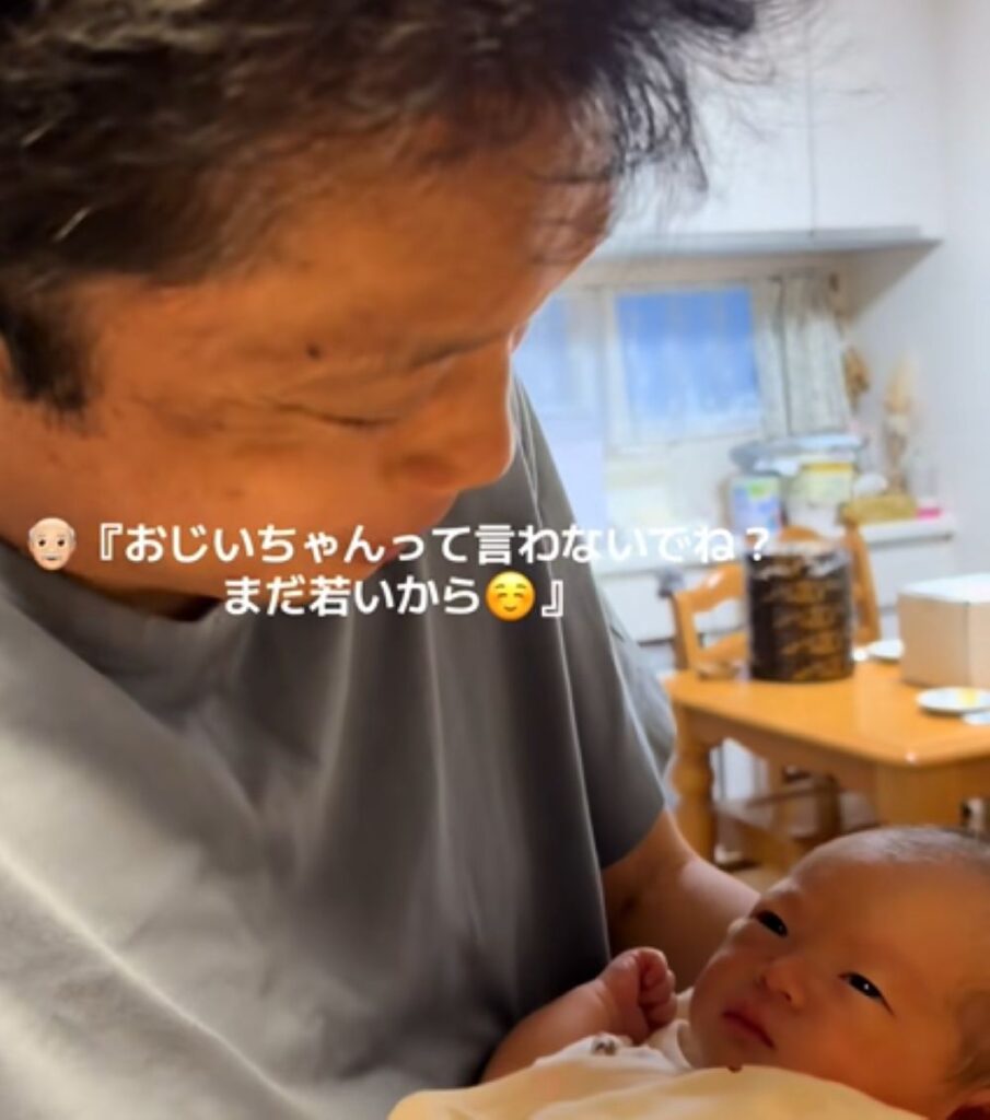 初めての抱っこ②（＠otochan2590さんより提供）