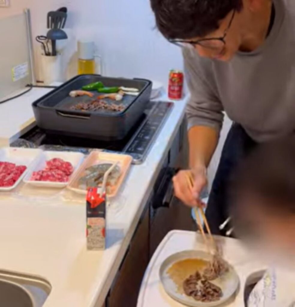 焼肉を食べる二人（＠tatsugoro17さんより提供）