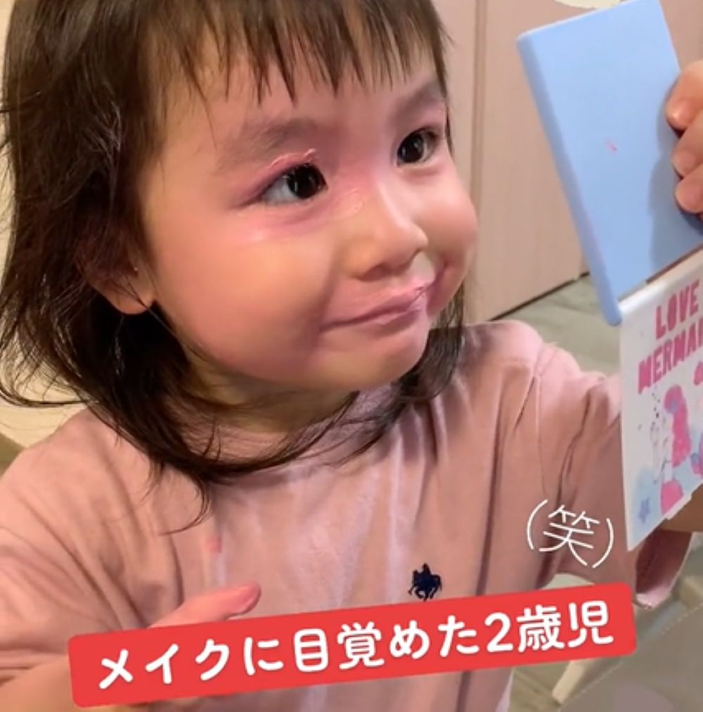 メイクに目覚めた2歳の娘さんたち①（＠suaruaさんより提供）