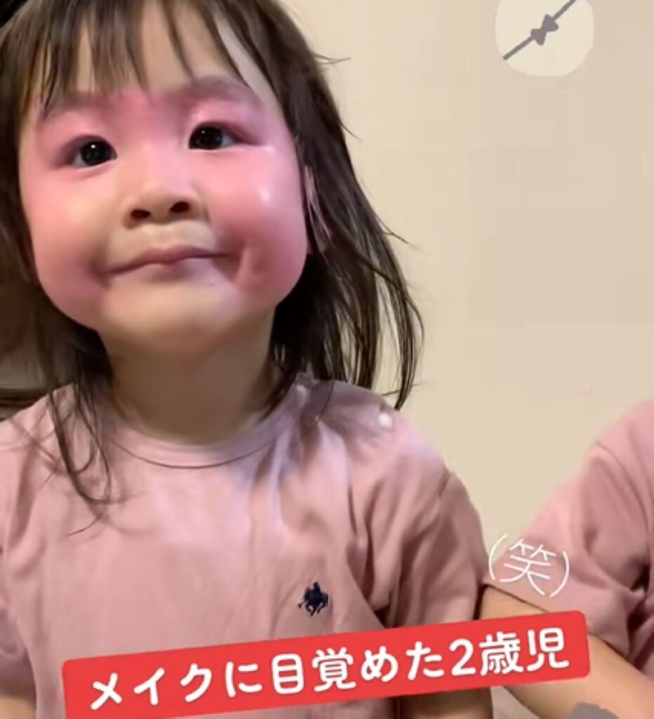 メイクに目覚めた2歳の娘さんたち③（＠suaruaさんより提供）