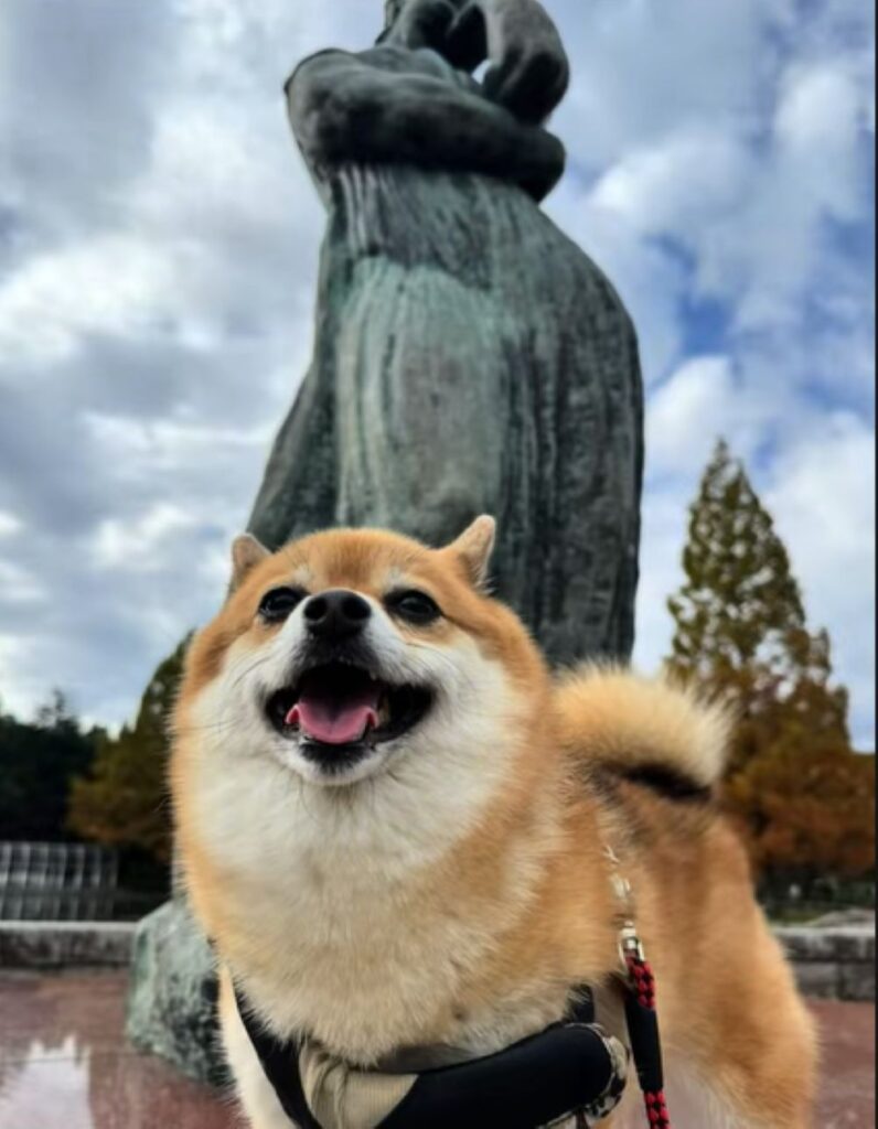 あずきちゃんと銅像（＠azuki_0423さんより提供）