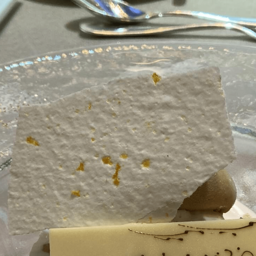 息子の結婚式で出てきたデザート　→よく見てみると……　母が号泣した”感動の1枚”に「感慨深くなりますね」「ググゥこれは泣く」「粋な計らいすぎます」「これは一瞬で泣く」