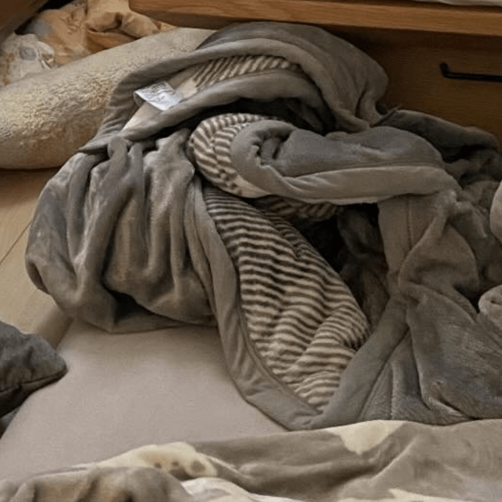 部屋の隅で寝る息子さん（＠miki.asnさんより提供）