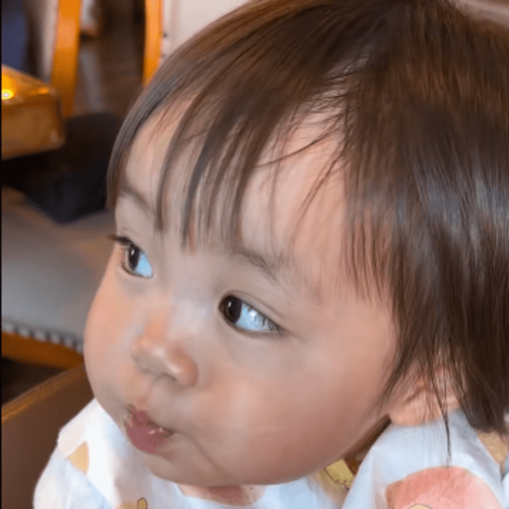 外食中…ずっと腕を握っている1歳娘に違和感。心配する母だが、直後発覚したまさかの理由に「マジ？」「観察力すごい」