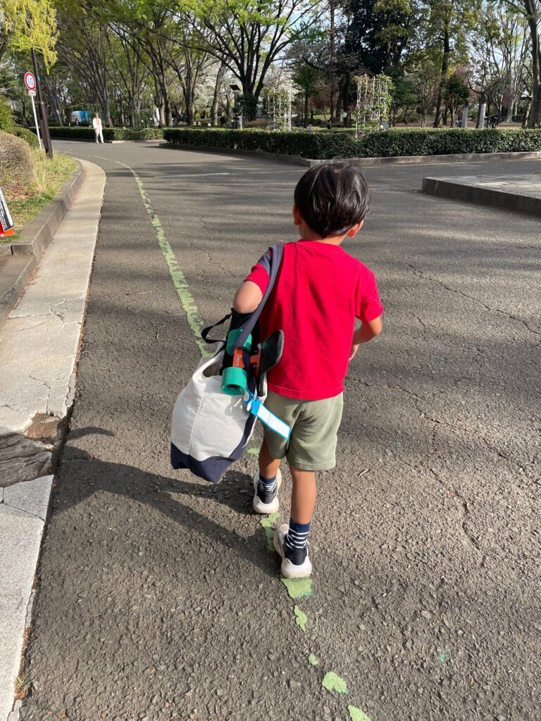 荷物を持って歩く息子さん（＠nontan2020_さんより提供）