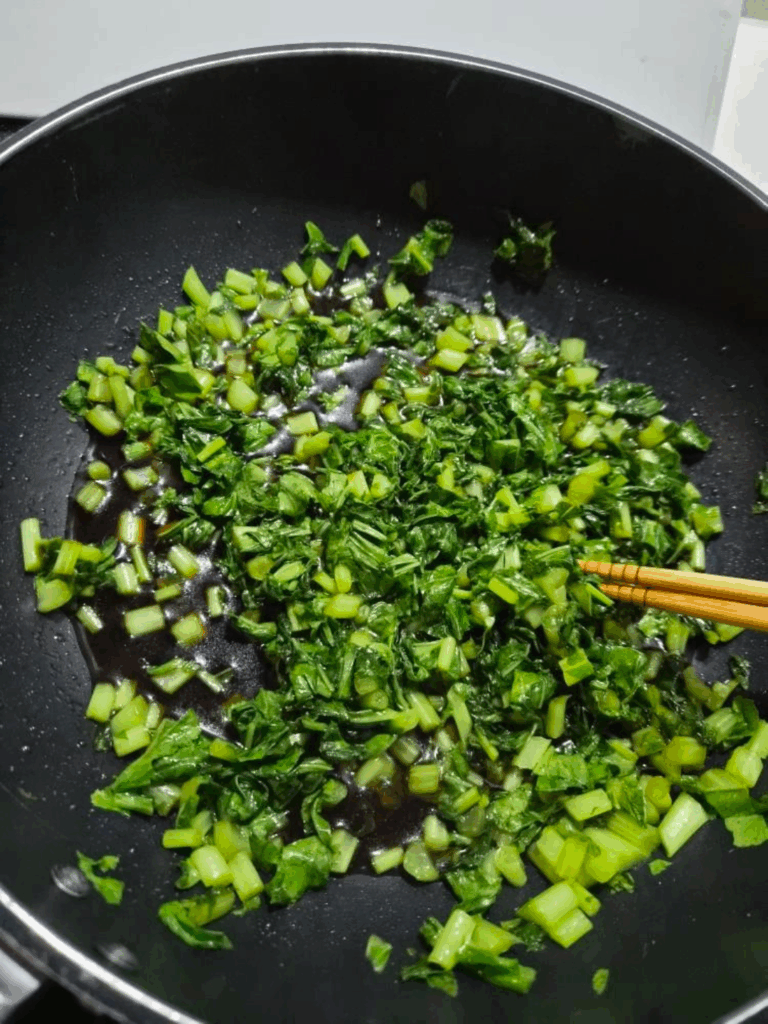 大根の葉のふりかけ調理中（happyst831さんより提供）
