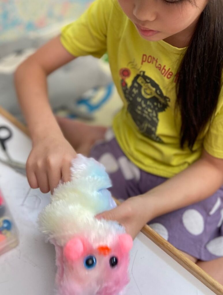 ぬいぐるみを作る娘さん（＠sabachikubiさんより提供）