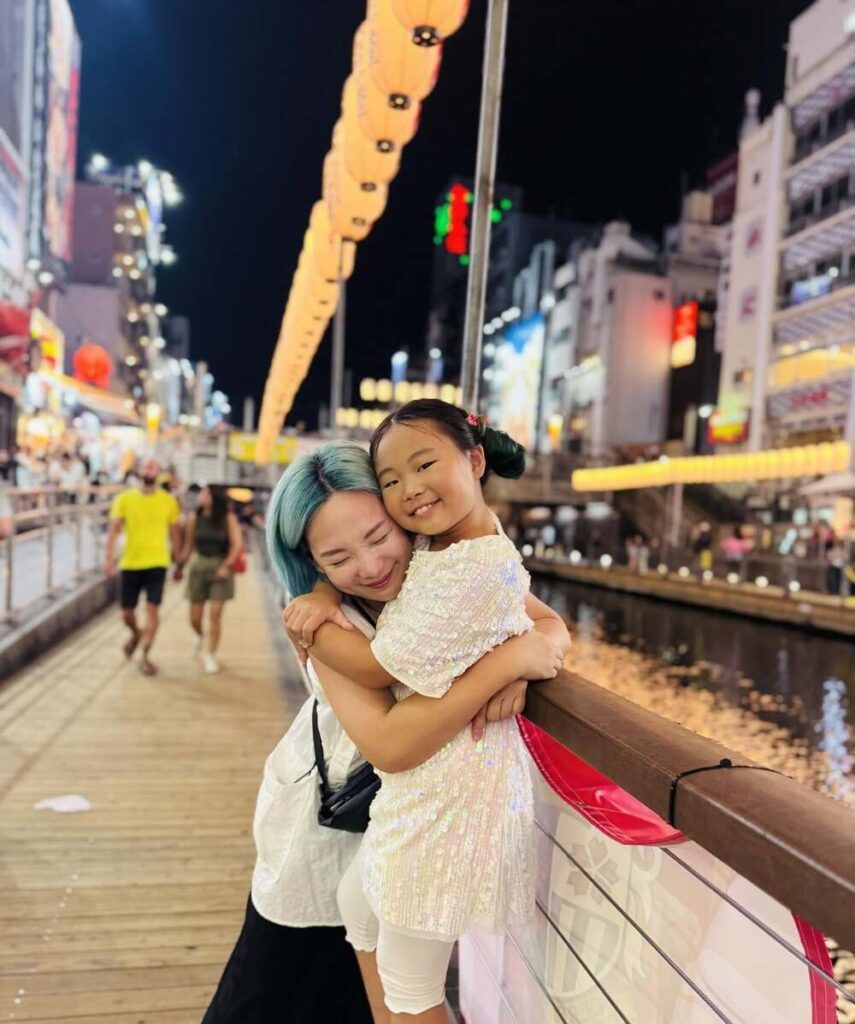 娘さんと一緒（＠semicolon.studio.no1さんより提供）
