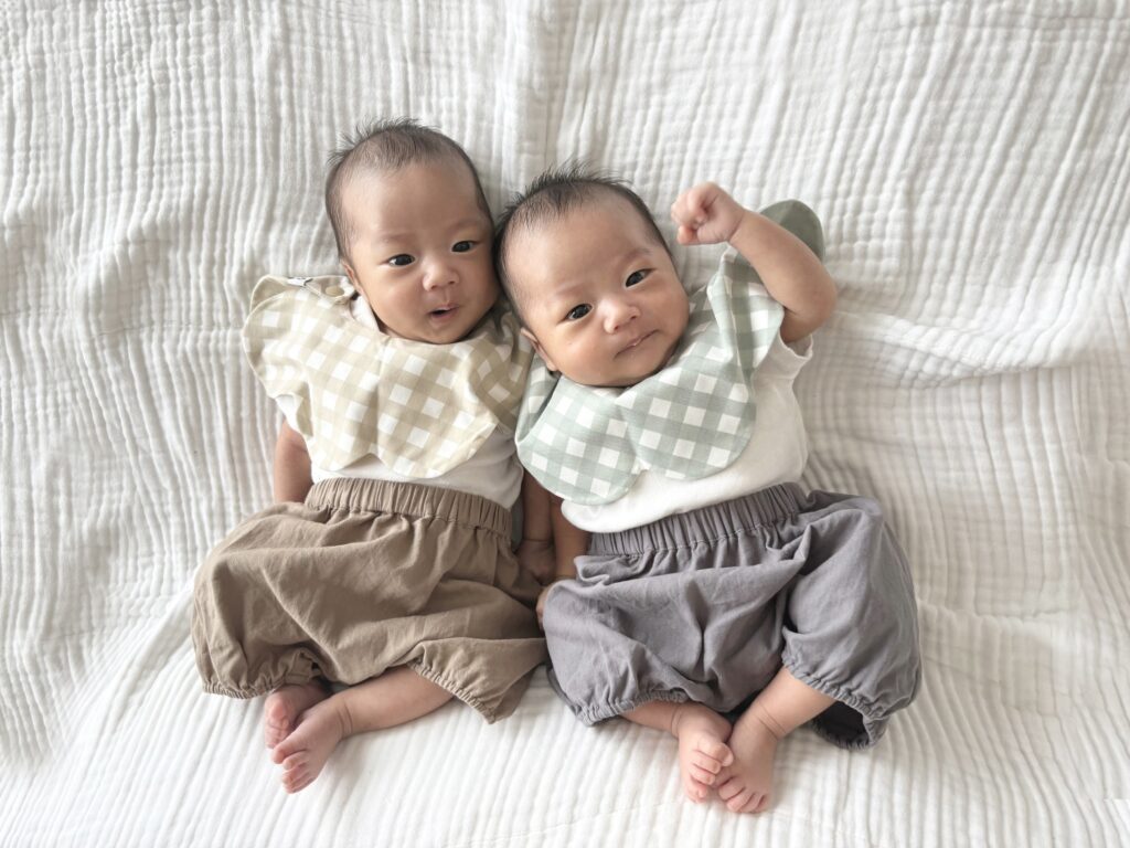 生後1ヶ月の息子さんたち（＠to_twinsさんより提供）