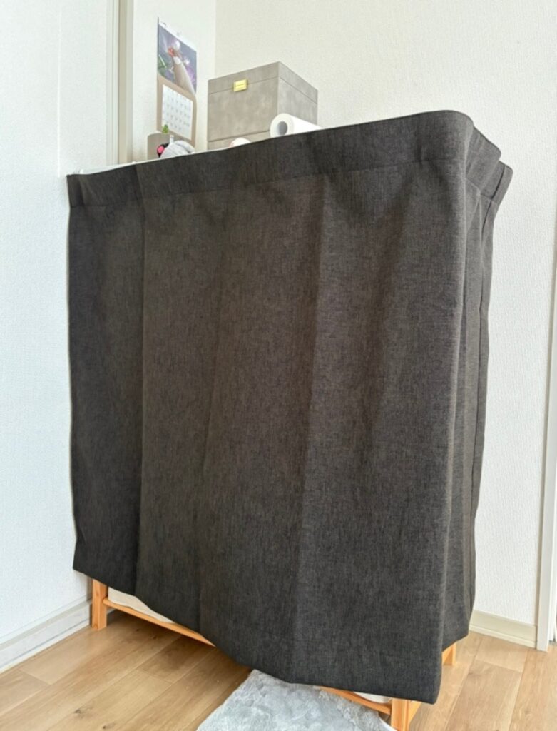 棚にケージを覆うためのカーテンを取り付け（@pino_bunchoさんより提供）