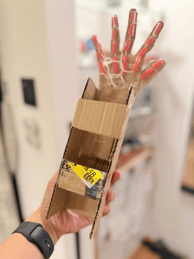 謎ハンド（＠mato_11234さんより提供）