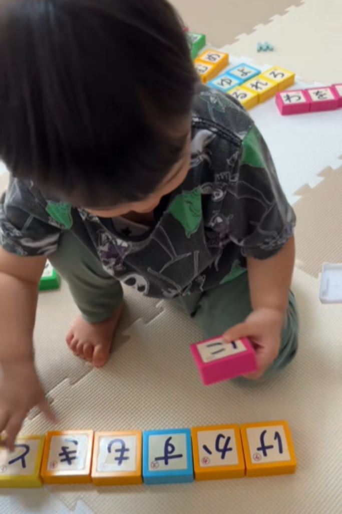 「と」まで並び終えると、また「に」から並べ直そうとする息子さん（＠haha_ninaruさんより提供）