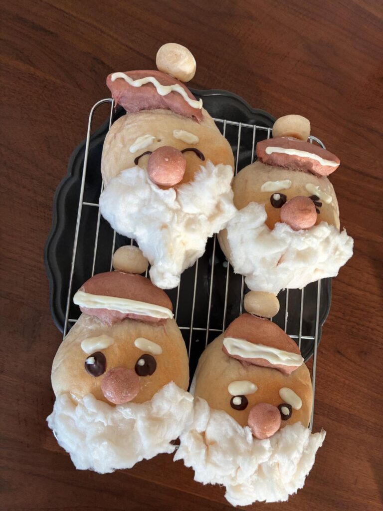 顔を描いたりヒゲ（綿菓子）を付けたりするとサンタさんの顔に（＠mogumogu_to_lifeさんより提供）