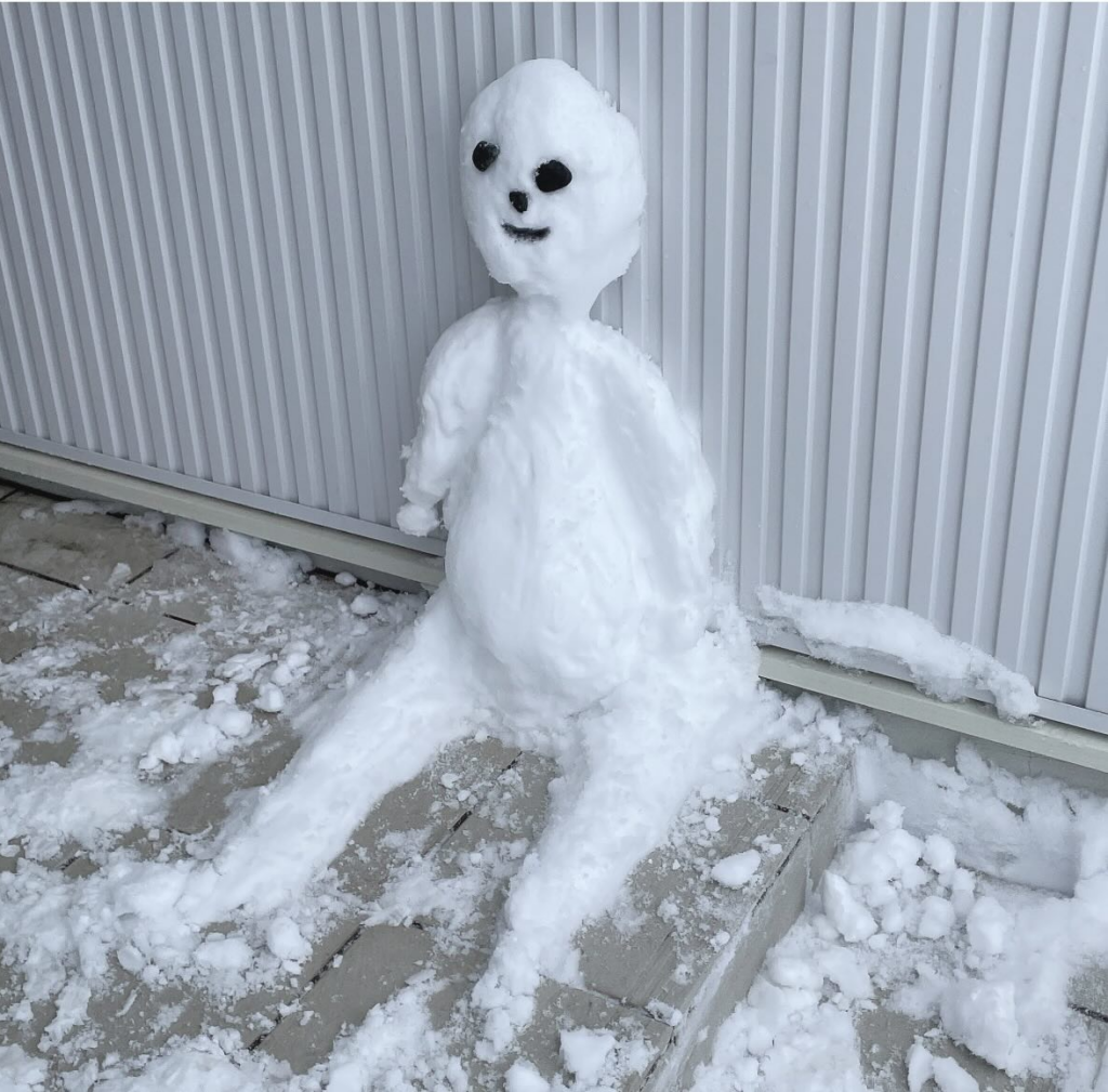 2022年1月に娘さんが作った雪だるま（＠saya.makeup_lessonさんより提供）