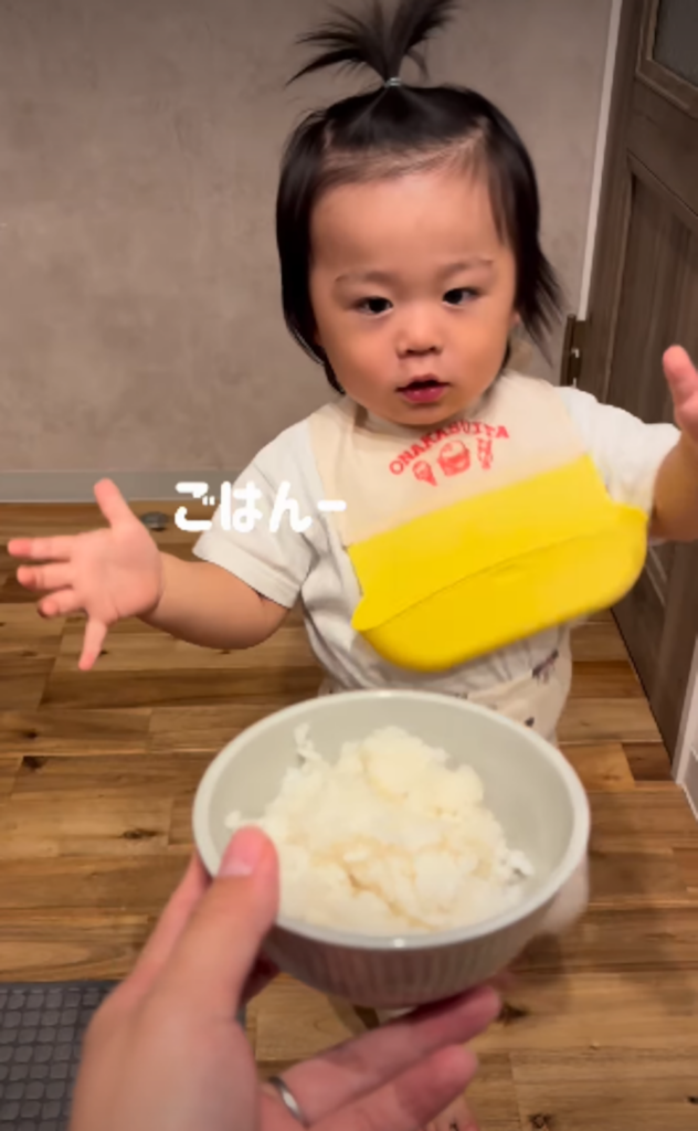 ご飯を運ぶところ（＠mii_5hanさんより提供）