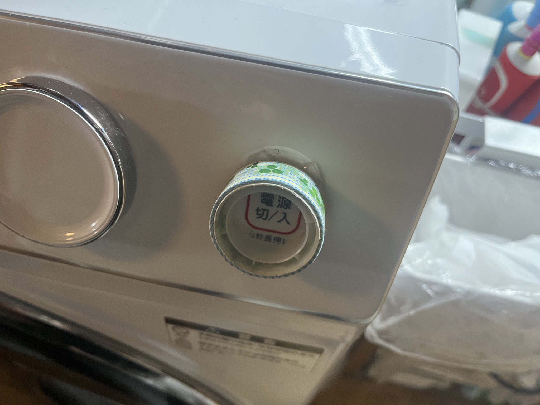 洗濯機を新調するも、ボタンの不具合にモヤモヤ。しかし3日後…中3息子が用意した“天才的なアイデア”に「シゴデキ!」「天才だ」