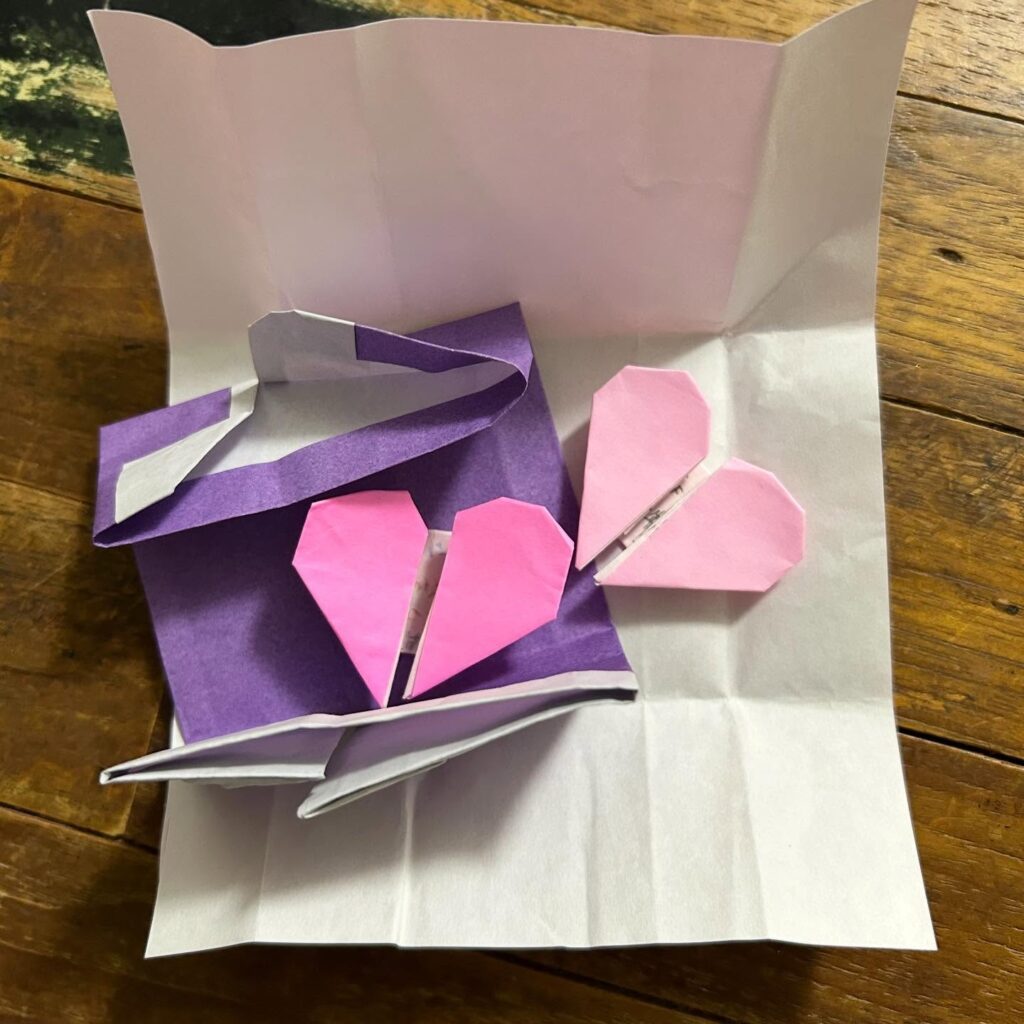 ママさんへのお手紙③：2つのハートの折り紙（＠frogirl_1111さんより提供）