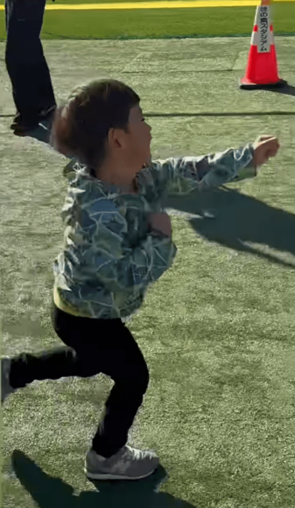 元気いっぱいに走る息子さん③（＠vinomidnightさんより提供）
