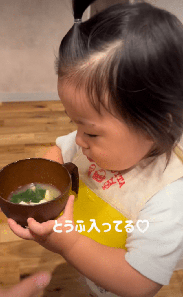 みそ汁を運ぶところ（＠mii_5hanさんより提供）