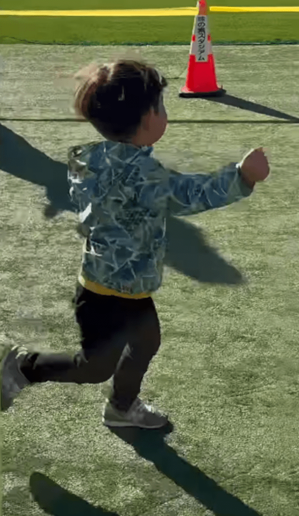 元気いっぱいに走る息子さん④（＠vinomidnightさんより提供）