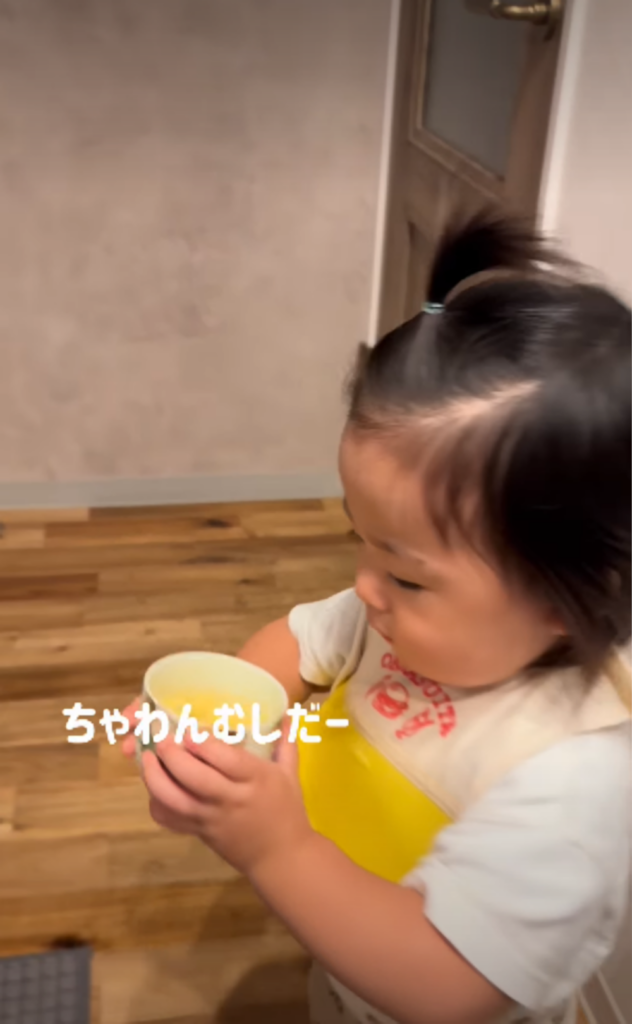 茶碗蒸しを運ぶところ①（＠mii_5hanさんより提供）