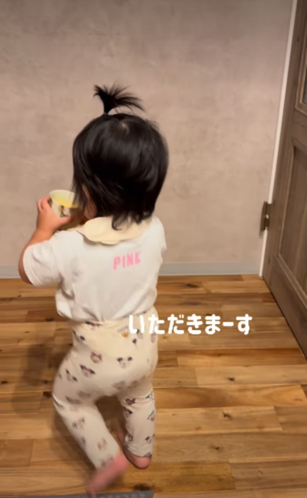 茶碗蒸しを運ぶところ②（＠mii_5hanさんより提供）