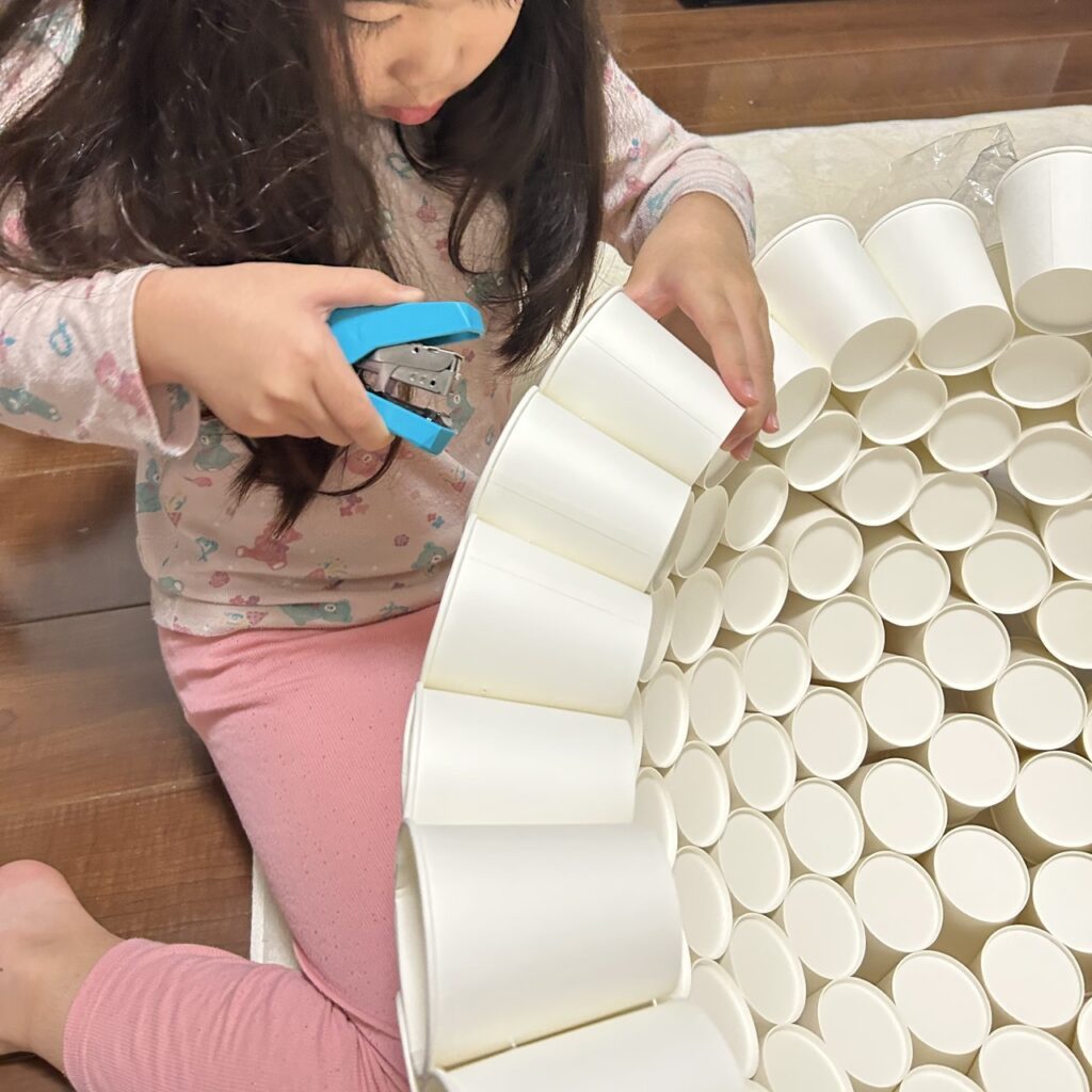 紙コップをつなげた球体①：作っているところ（＠frogirl_1111さんより提供）