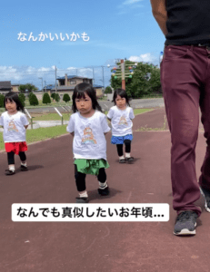 【実際の写真】三つ子の散歩の様子