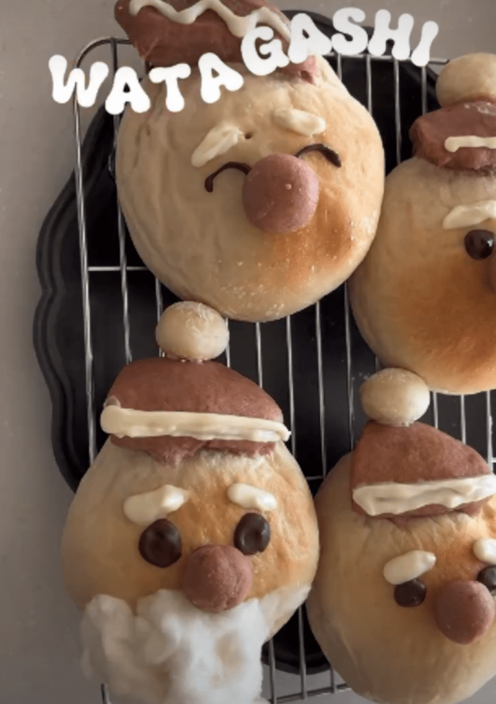 ヒゲ（綿菓子）を付けているところ（＠mogumogu_to_lifeさんより提供）