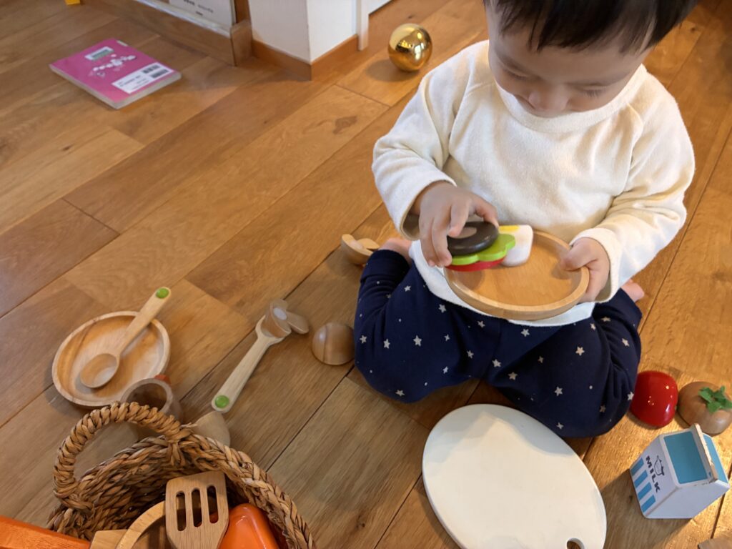 遊んでいる息子さん（＠_____ihana.mamaさんより提供）