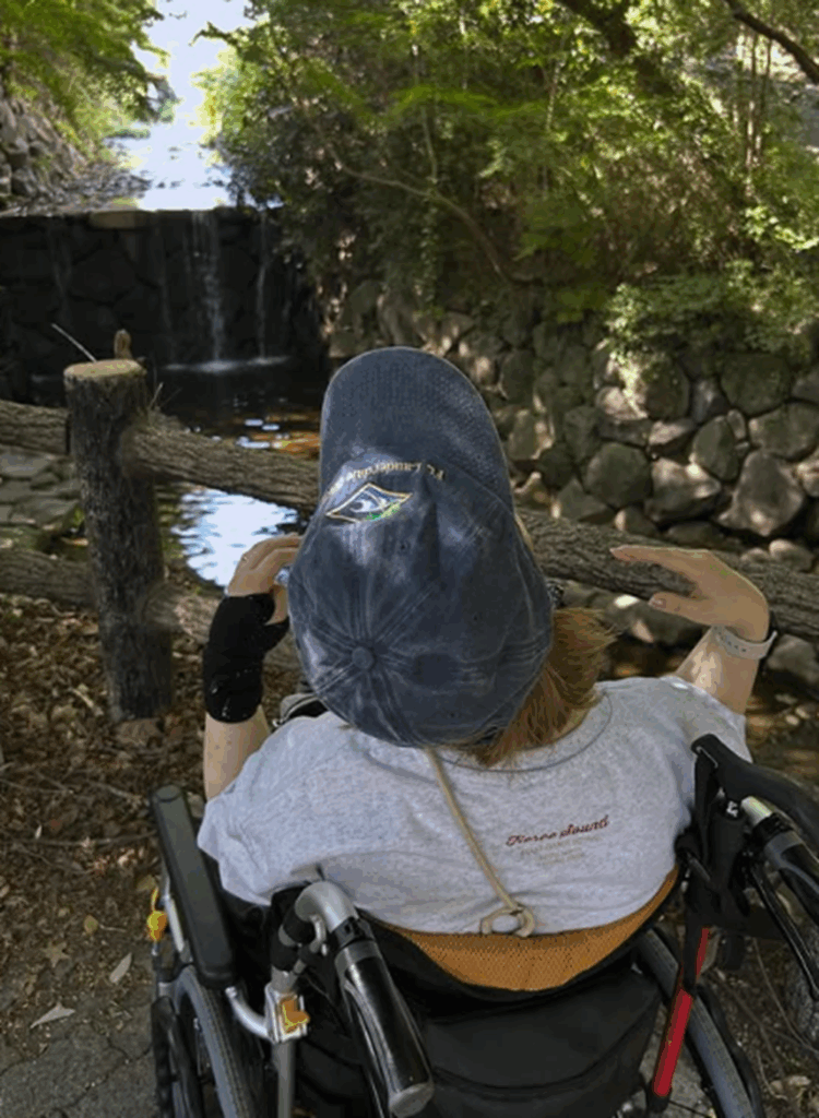 車いすでの外出（＠from_dystonia_girlさんより提供）