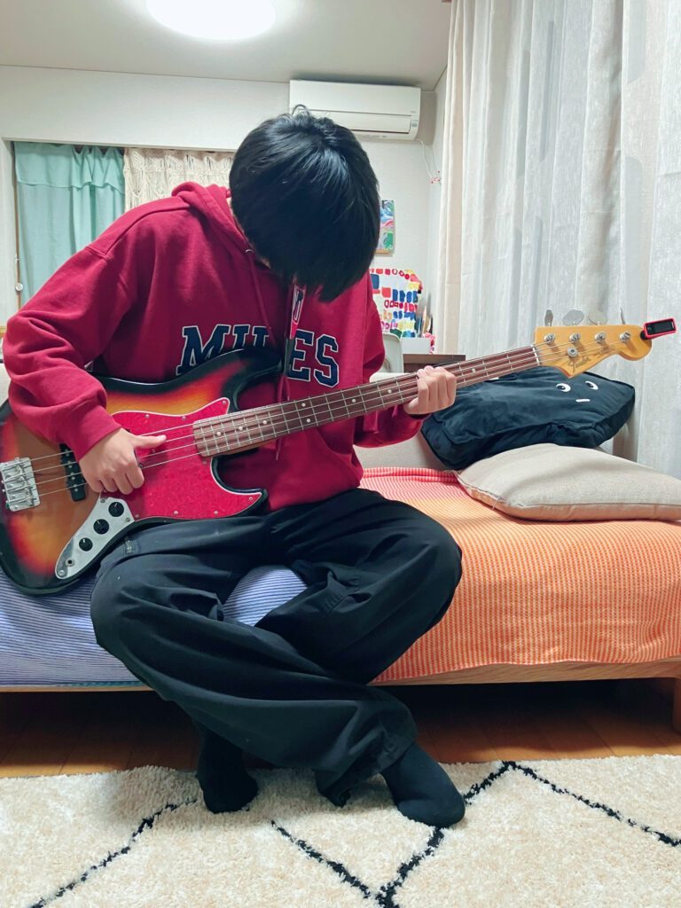 ベースにハマり中の息子さん（＠mai.tsurumotoさんより提供）