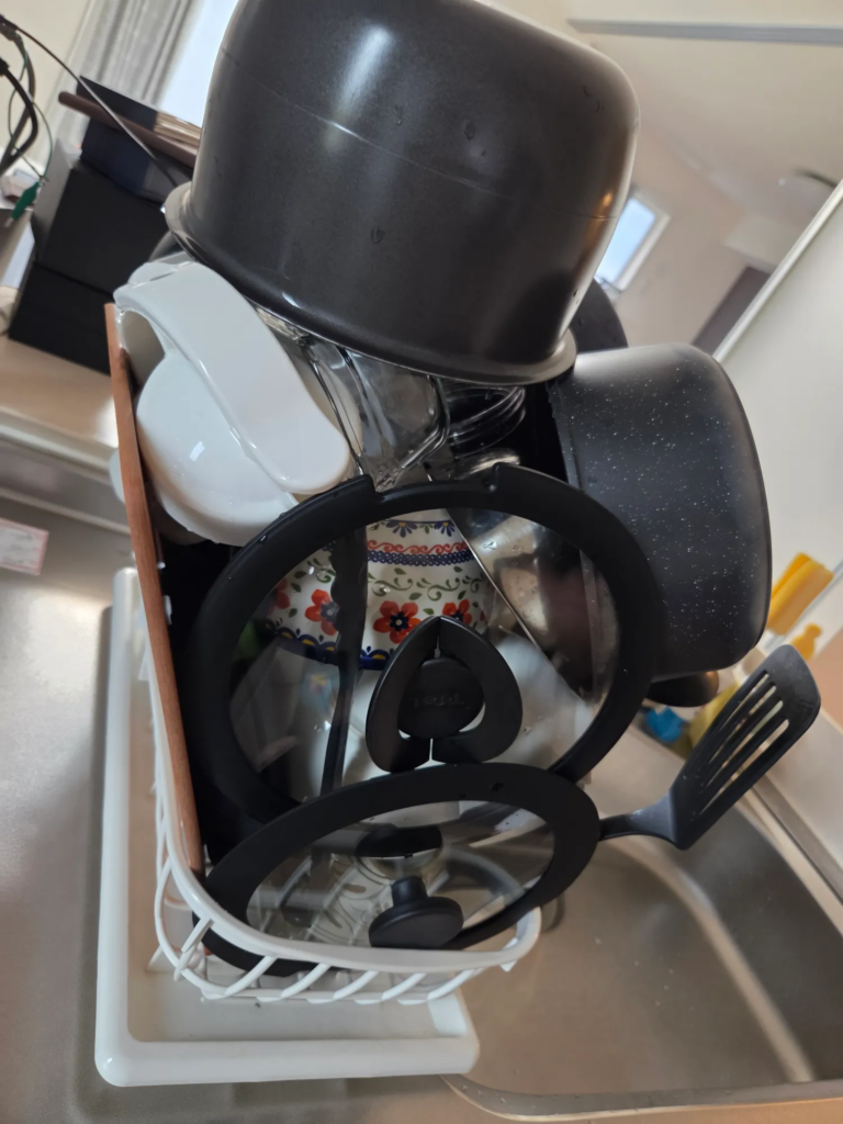 積み上げられた洗い物⑤（@charch_jewelryさんより提供）