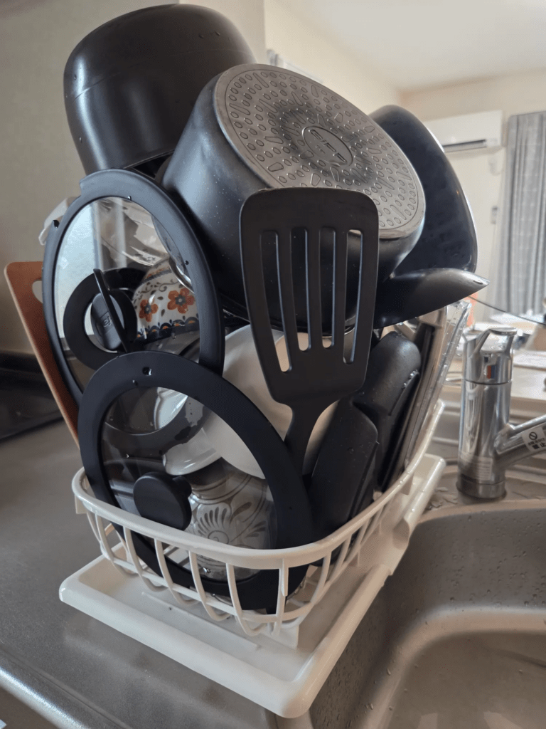 積み上げられた洗い物④（@charch_jewelryさんより提供）