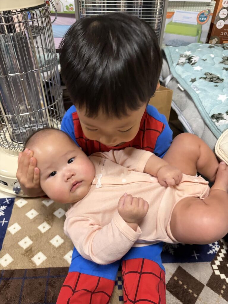 息子さんの抱っこ（＠futago_no_kirokuさんより提供）