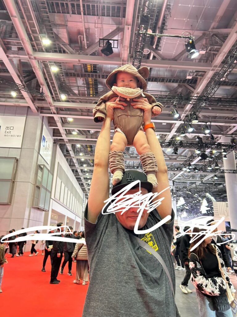 娘さんを目印にしたパパさん（＠rairaimama24さんより提供）